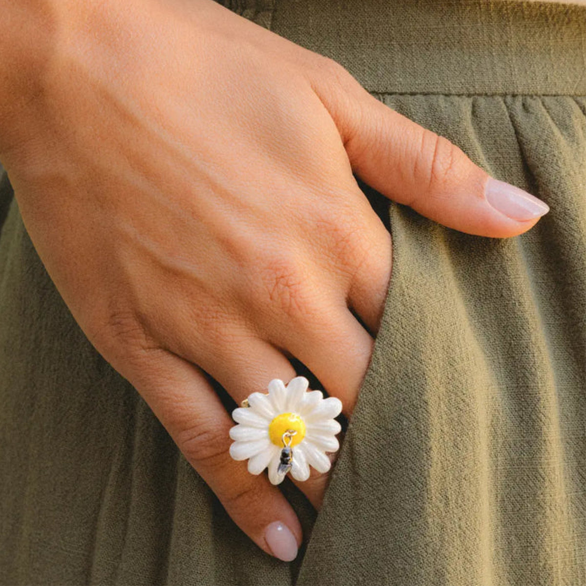 Maxi daisy with bee charm - Nach Bijoux