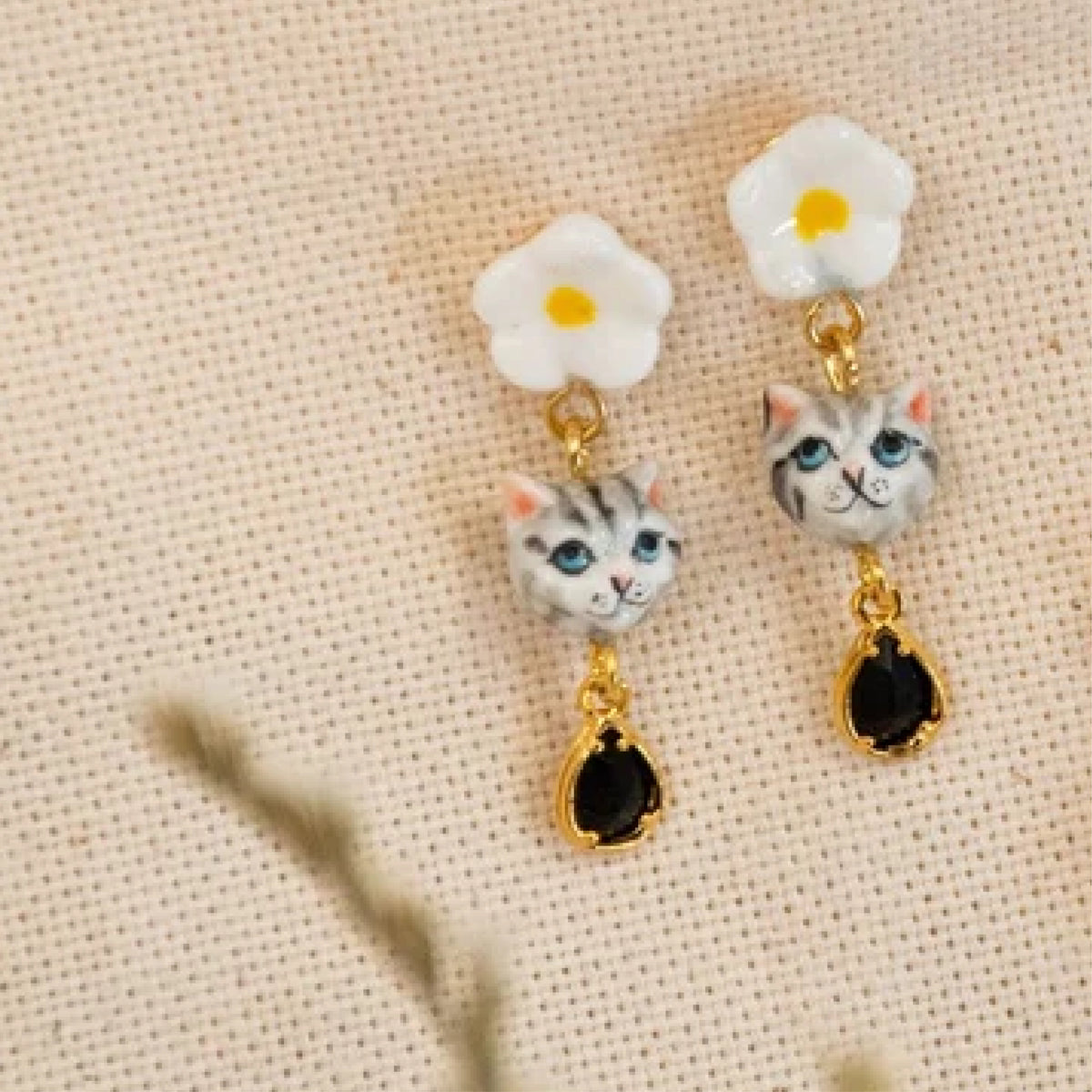 Tabby cat and flower with tassel - Nach Bijoux
