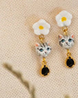Tabby cat and flower with tassel - Nach Bijoux