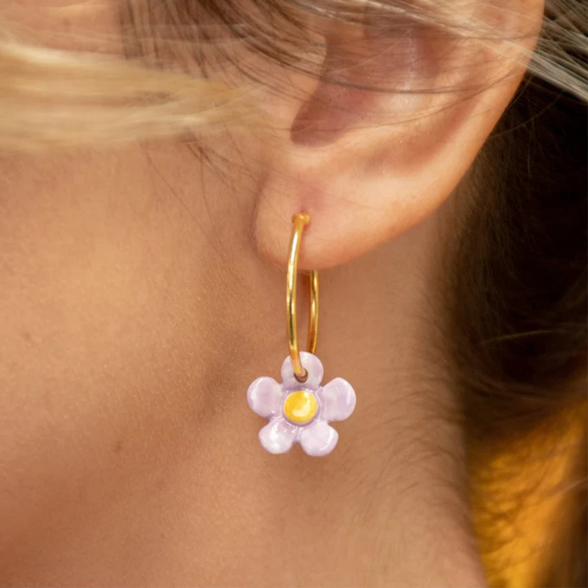 Two-tone floral hoop - Nach Bijoux